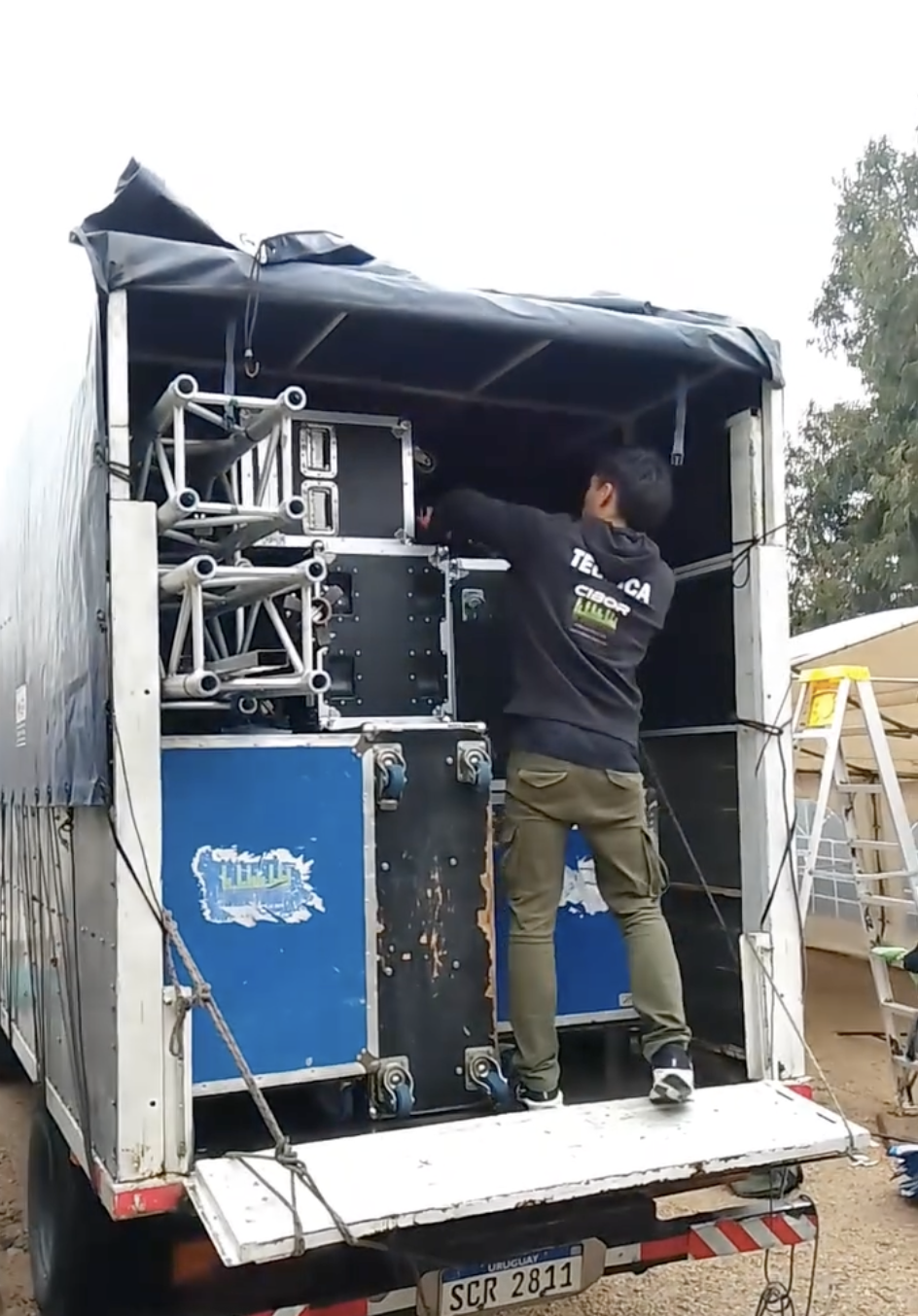 Carga de equipamiento en el camión